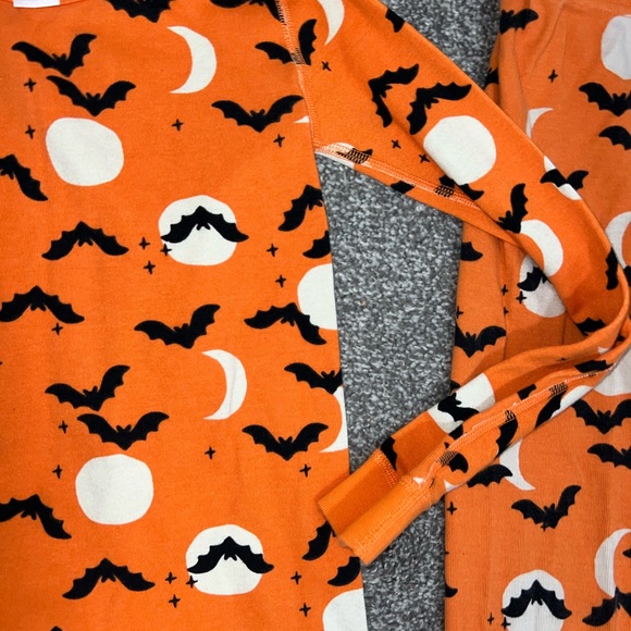 Hanna Andersson Orange Bat and Moon Kids Pajama Set - Picture 6 of 13